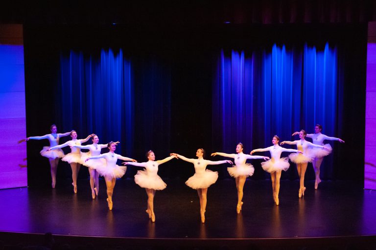 Dancers en Pointe in white tutus at the 2018 The Night Before performance.